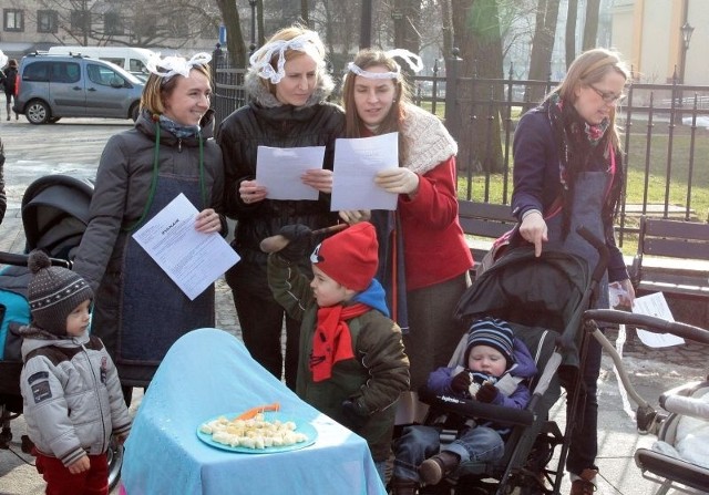 W fantazyjnych przebraniach, z własnymi wierszykami, radomianie przekonywali, że zasłużyli na darmowy bilet samolotowy.