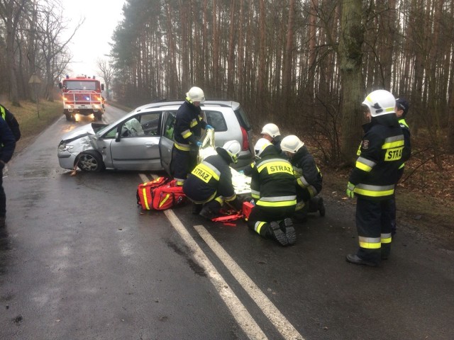Wypadek na drodze Popielów - Stare Kolnie. Ze wstępnych ustaleń policji 28-letni kierowca mazdy nie dostosował prędkości do warunków na drodze i uderzył w drzewo. Mężczyzna z obrażeniami został przewieziony do szpitala.