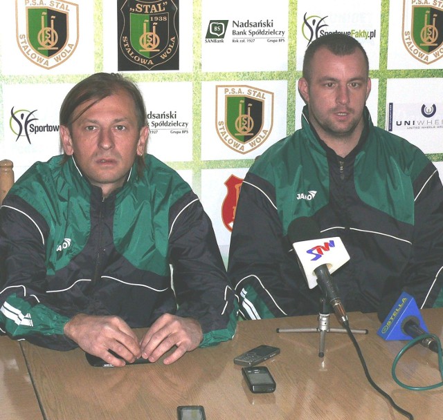 Władze piłkarskiej spółki ze Stalowej Woli, Grzegorz Zając (z prawej) i Mariusz Szymański, podjęły decyzję o zwolnieniu trenera drugoligowych piłkarzy Stali, Sławomira Adamusa.