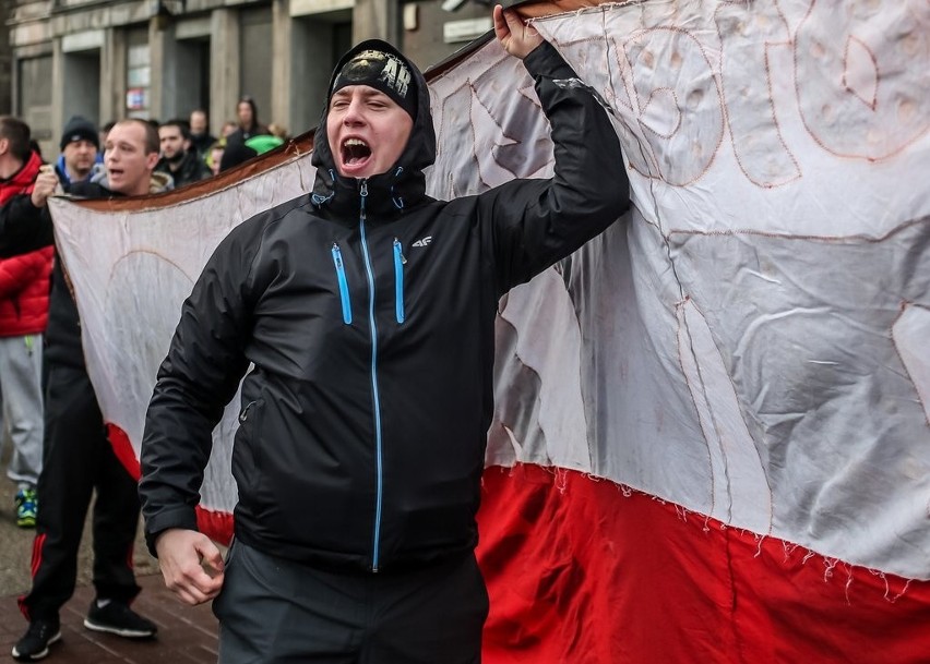 Przepychanki na gdańskim marszu "Nie! dla imigrantów"