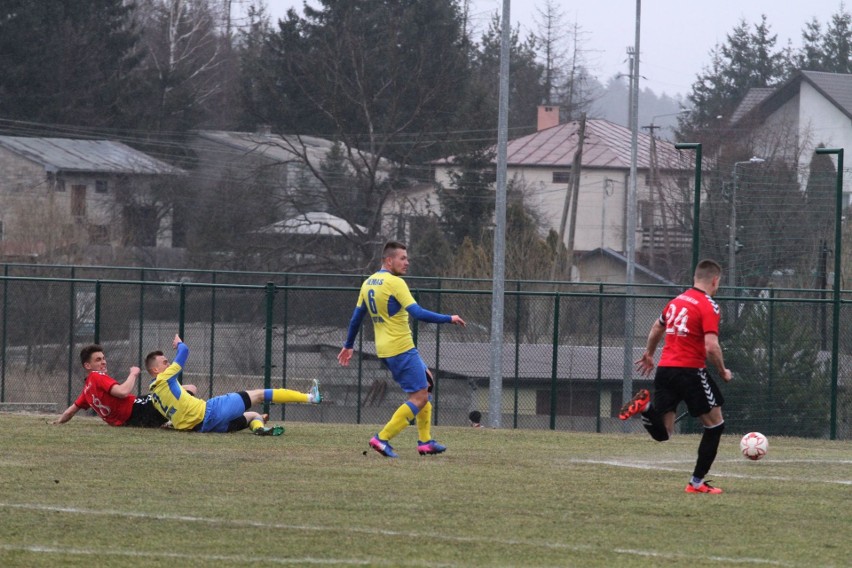 Trzecia liga. Ciekawy mecz w Daleszycach. Spartakus przegrał z Hutnikiem Kraków 0:1 [DUŻO ZDJĘĆ, WIDEO]