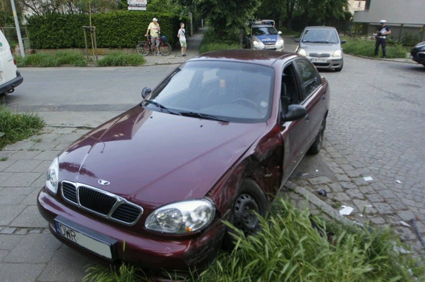 Wrocław: Wypadek na Wiosennej. Zderzyły się dwa samochody (ZDJĘCIA)