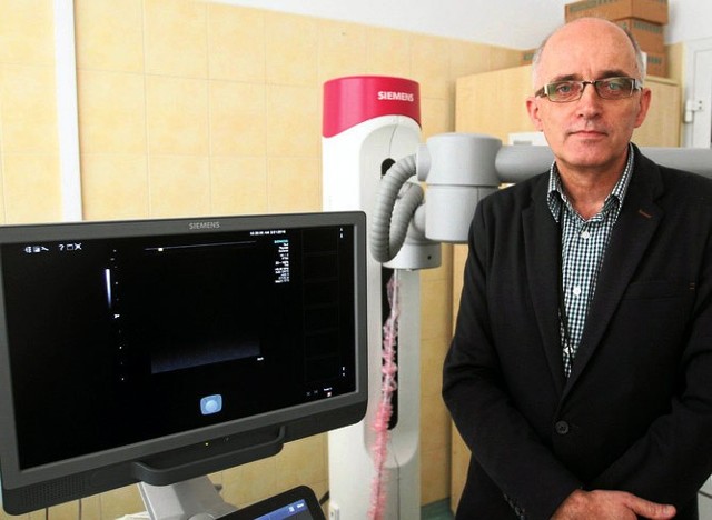 Andrzej Skoczylas, kierownik działu aparatury medycznej, w czasie prezentacji automatycznego skanera USG.
