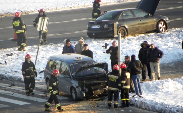 na skrzyżowaniu ulic Piastowskiej i Branickiego.