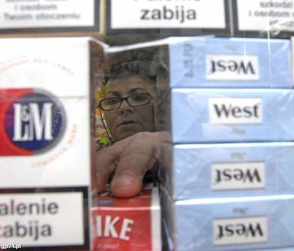 Pani Maria ze sklepu przy ul. Henryka Pobożnego wystawia już papierosy po nowej, wyższej cenie.