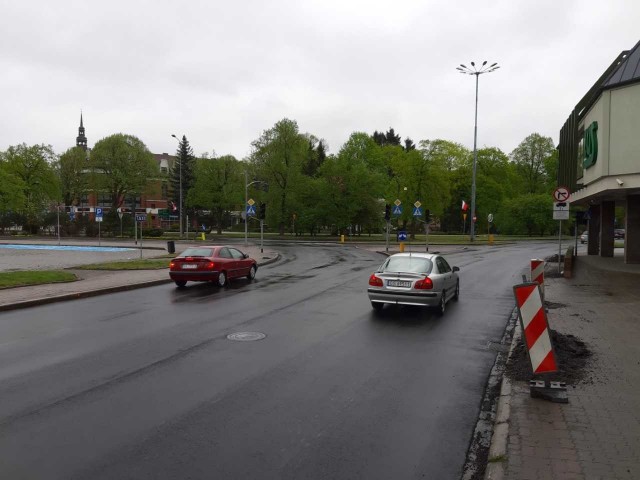 Asfalt wylany, ale nie polamowany. Rada Bezpieczeństwa Ruchu Drogowego zaakceptowała powrót do poprzedniego układu drogowego