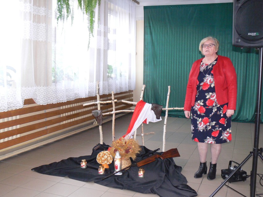 Uczniowie Przedszkola i Szkoły Podstawowej w Gierlachowie, upamiętnili Żołnierzy Wyklętych (ZDJĘCIA)  