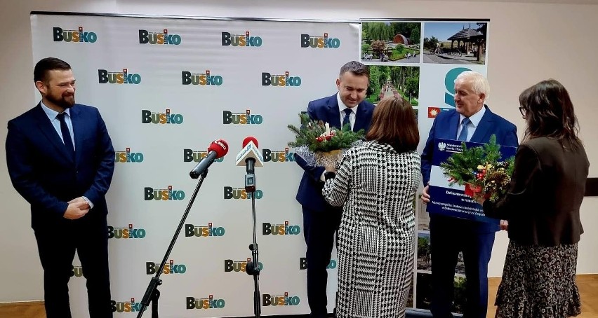 543 tysiące złotych dla gminy Busko ze "Sportowej Polski". Minister Cieślak wręczył czek