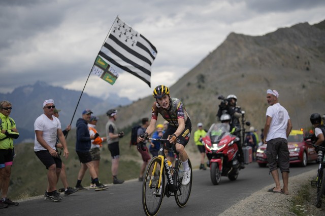 Nowy lider Tour de France, zwycięzca 11. etapu, Duńczyk Jonas Vingegaard
