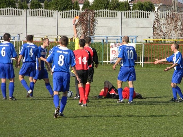 Gracze Sokoła (na niebiesko) na boisku w Zaczerniu grali bardzo agresywnie, ale schodzili z boiska osłabieni i pokonani.