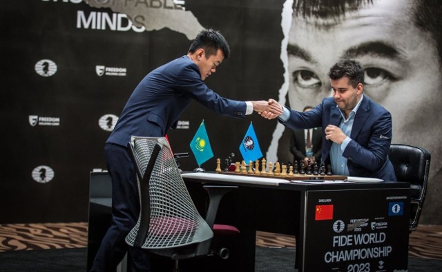 Chińczyk Ding Liren gratuluje Rosjaninowi Janowi Niepomniaszcziemu wygrania drugiej parti meczu o mistrzostwo świata w szachach