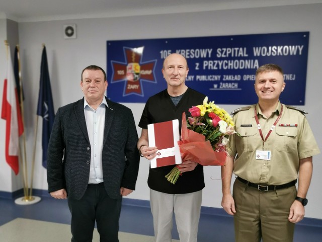 Od lewej: Jacek Dworak, nowy zastępca komendanta, Jerzy Rogaczewski, płk mgr inż. Mariusz Piwowarczyk - komendant 105.KSzW. w Żarach
