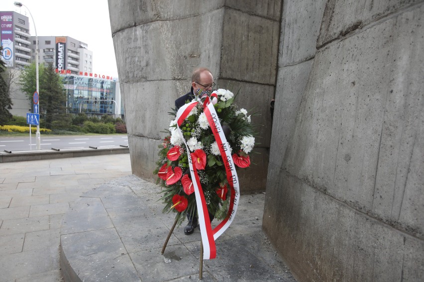 Kwiaty pod Pomnikiem Walk Rewolucyjnych, maseczki i garstka...