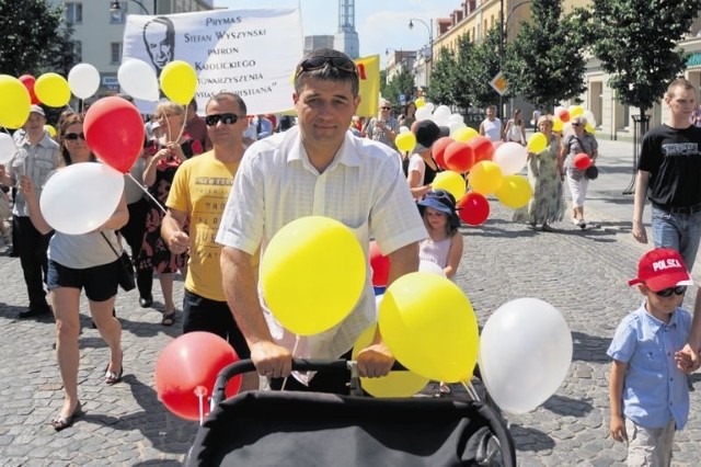 Adam Poliński idzie ulicą Lipową w niedzielnym Marszu dla Życia i Rodziny