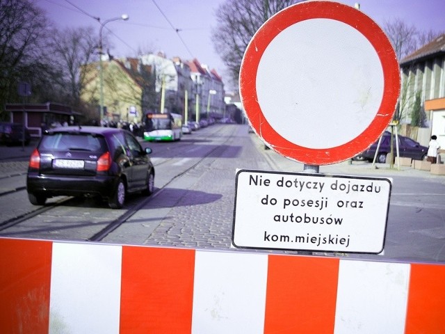 Znak mówi jasno: tutaj obowiązuje zakaz ruchu. Wydaje się, że nie jest on znany szczecińskim kierowcom, którzy notorycznie łamią przepisy. Policjanci ostrzegają: posypią się mandaty.