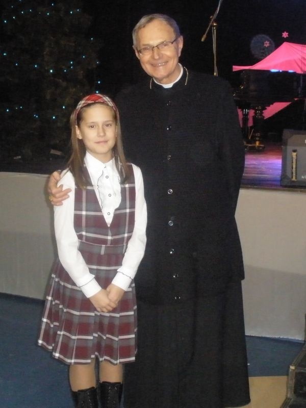 Emilka z księdzem biskupem Antonim Długoszem, gościem specjalnym festiwalu.