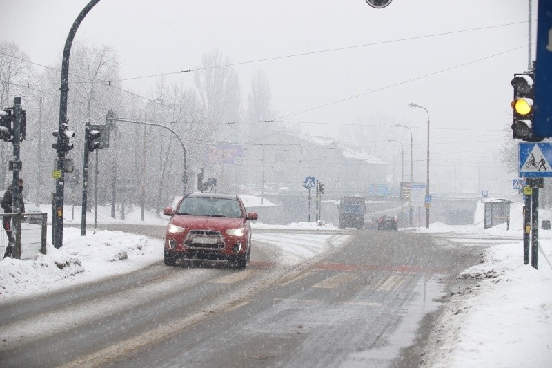 Na łódzkie drogi naprawdę ruszyły pługopiaskarki. Jest lepiej? ZDJĘCIA