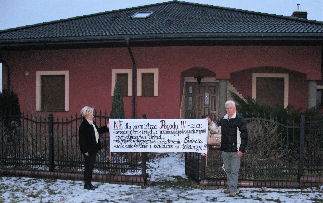 Z tym transparentem mama Małgorzaty Gawrońskiej (tu przed domem, zagrożonym katastrofą ) protestowała przed urzędem