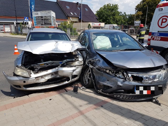 Wypadek w Sławięcicach. Honda zderzyła się z oplem.