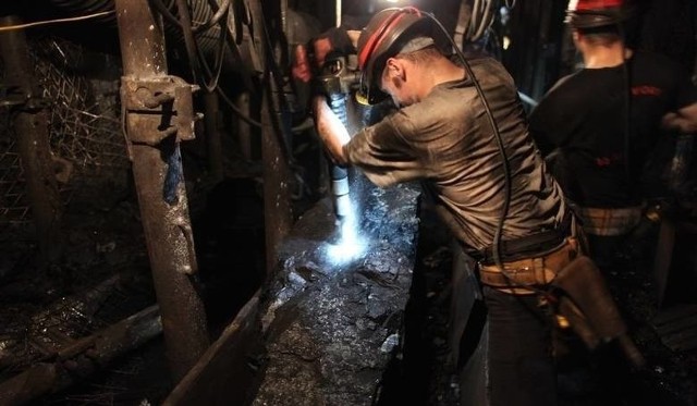Górnicy z Polskiej Grupy Górniczej dostaną czternastki na Walentynki. Spółka przeznaczy na nie ponad 300 mln złotych. Będą rekordowo wysokie