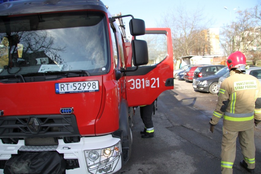 Pożar w piwnicy bloku przy ulicy Kwiatkowskiego w Tarnobrzegu. Do kobiety przyjechało pogotowie. Co się wydarzyło?  (ZDJĘCIA)