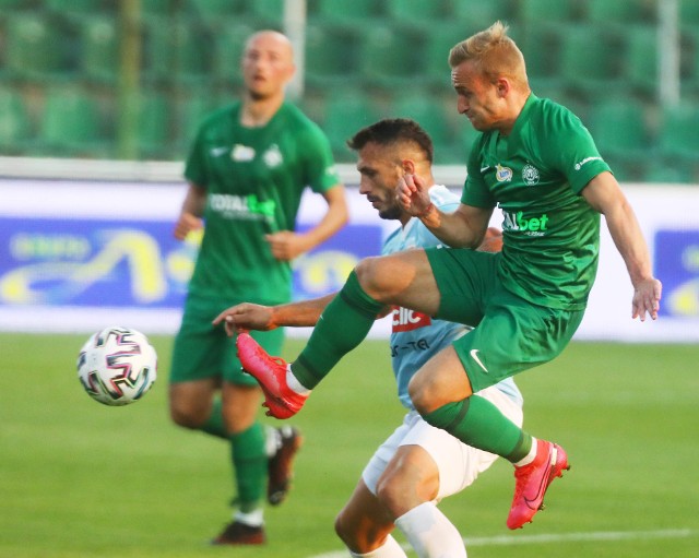 Robert Janicki z Warty Poznań w efektown ej akcji. Zielony trykot zamieni na koszulkę Widzewa?