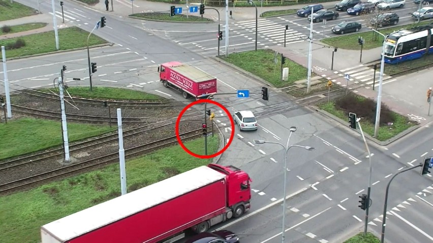 Policyjny dron w Bydgoszczy obserwował zachowanie kierowców.