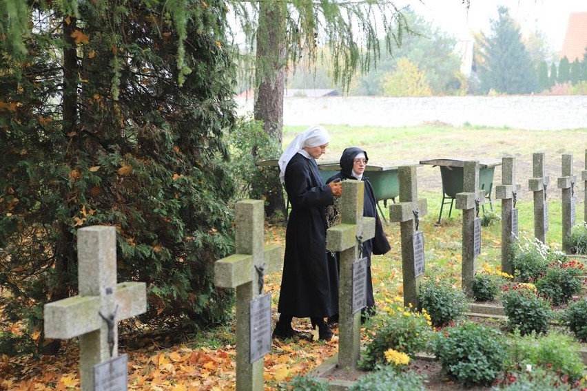 Siostry benedyktynki ze Staniątek sprzedają chryzantemy,...