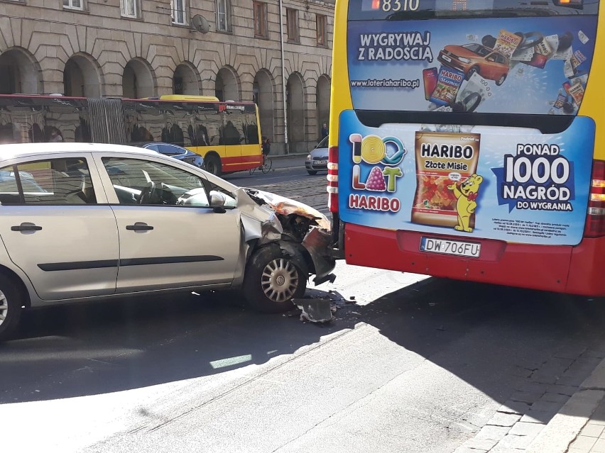 Wypadek w centrum Wrocławia. Kobieta wjechała w autobus MPK