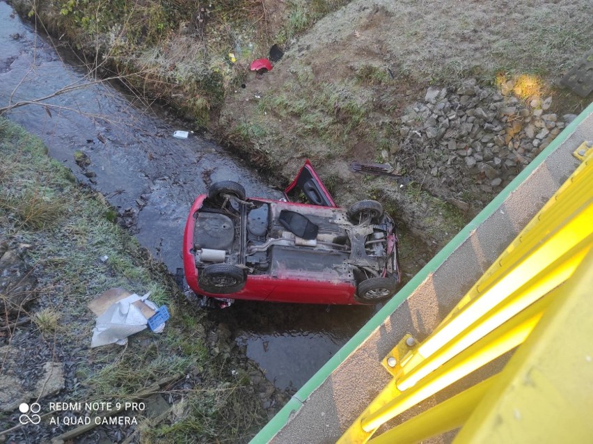 Wypadek w Dylągówce, w powiecie rzeszowskim. 44-letnia kobieta dachowała nissanem w potoku [ZDJĘCIA]