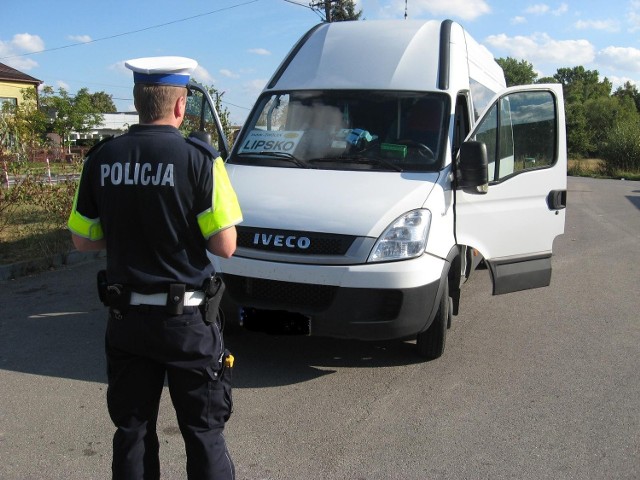 Zwoleńscy policjanci skontrolowali autobus w Sycynie. Skończyło się mandatem i punktami karnymi.