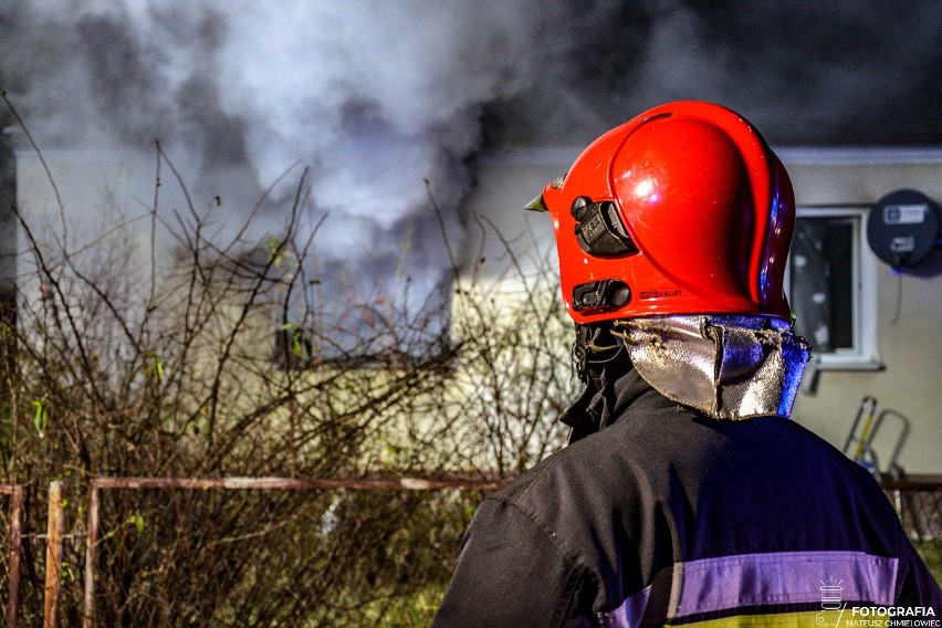 Pożar domu w Tarnobrzegu. Cztery zastępy straży pożarnej zadysponowane do działań ratowniczo-gaśniczych