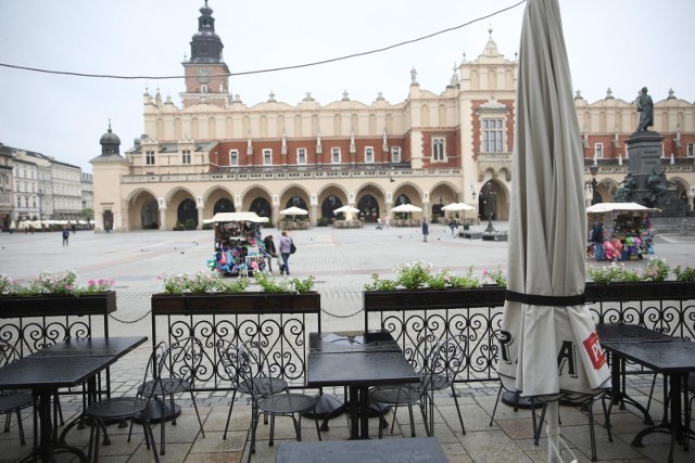 Gastronomia była administracyjnie zamknięta przez rząd w sposób ciągły przez ponad siedem miesięcy, a w sumie przez niemal rok. W okresach wielomiesięcznych obostrzeń i ograniczeń bary, kawiarnie i restauracje mogły sprzedawać swoje dania wyłącznie na wynos i w dostawie, przez co ich przychody spadły poniżej 10 procent notowanych przed pandemią. Przy takich obrotach przedsiębiorcy nie byli w stanie pokryć nawet podstawowych kosztów.