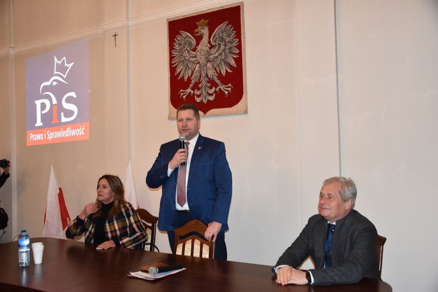 Minister edukacji Przemysław Czarnek spotkał się z mieszkańcami powiatu kluczborskiego. Mówił o gospodarce, finansach i nauce niemieckiego