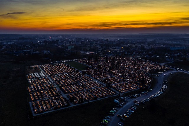 W piątek w dniu Wszystkich Świętych tysiące ludzi przyszło na cmentarz w Staszowie zapalić znicz i wspomnieć bliskich. Zobaczcie jak staszowski cmentarz prezentował się w piątek wieczorem na zdjęciach z drona Sławomira Rakowskiego .