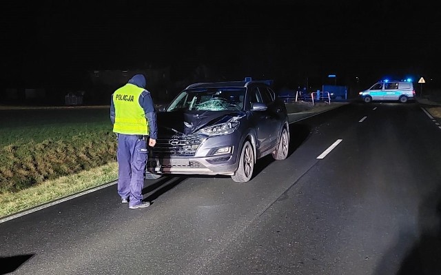 41-letni mieszkaniec powiatu mogileńskiego zginął na miejscu. Pieszy nie posiadał żadnych elementów odblaskowych, a miejsce zdarzenia znajduje się poza obszarem zabudowanym.