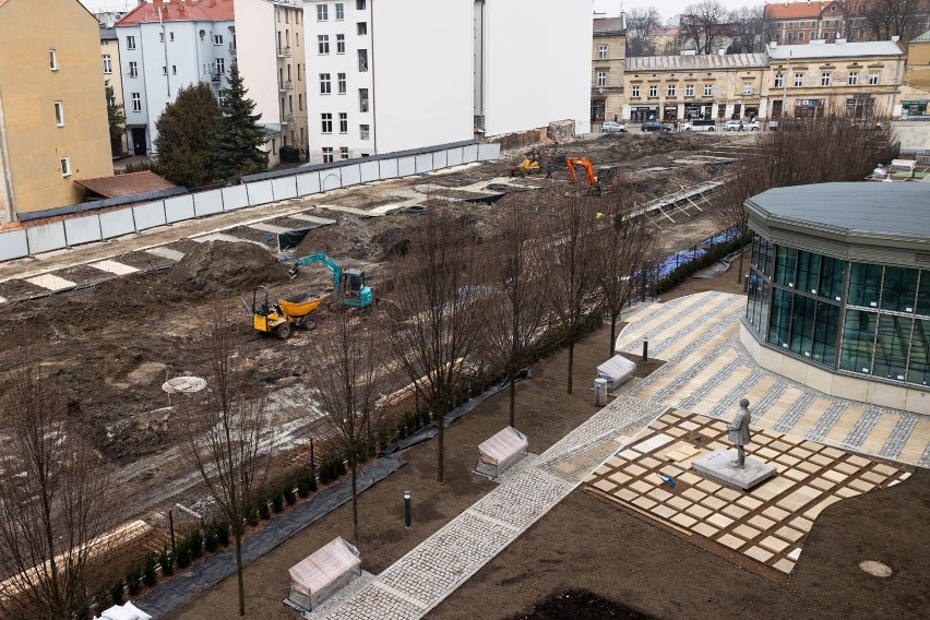 Kraków. Parking przy Karmelickiej naprawdę zaczyna przypominać park. Tworzą się miejsca pod alejki i kwiaty