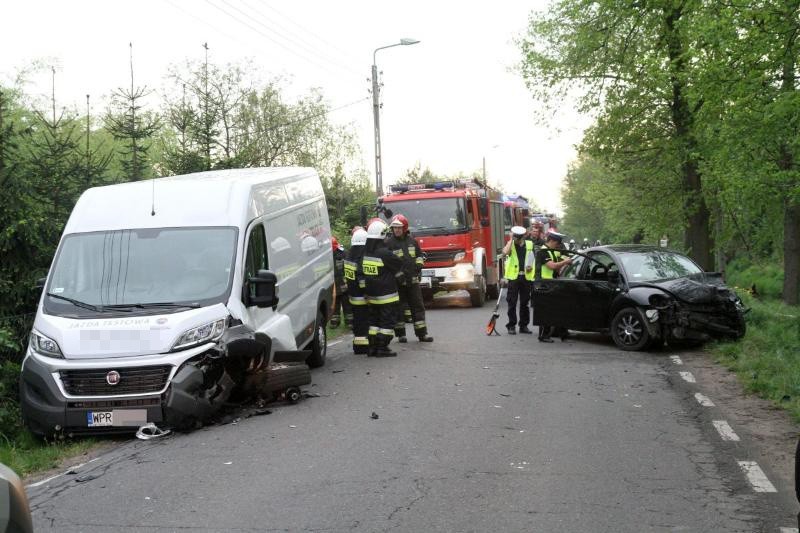 Wypadek pod Wrocławiem. Czołowe zderzenie w Kiełczówku. Volkswagen zatrzymał się na drzewie ZDJĘCIA