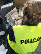 W powiecie sandomierskim policjanci przejęli sześć worków kontrabandy