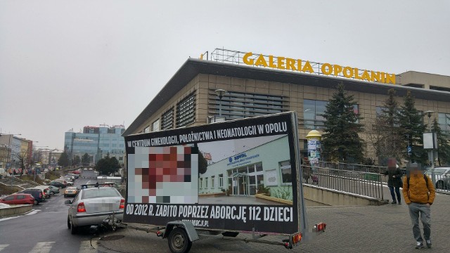 Szokujący billboard pojawia się w różnych częściach miasta. Działacze fundacji nie zamierzają przerwać kontrowersyjnej akcji.