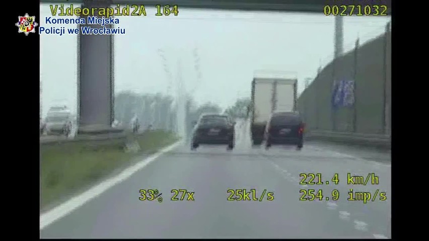 Szwed pędził ponad 220 km/h na S8. Bo spieszył się na spotkanie [FILM]