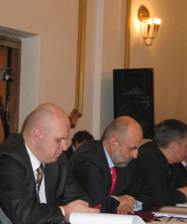 Podczas sesji budżetowej radny Tadeusz Gospodarczyk z opozycji (pierwszy z lewej) tylko raz zabrał głos w dyskusji na temat projektu. Jako wodniak mówił głównie zaletach budowy basenów nad Zbiornikiem Machowski. Większość czasu w trakcie obrad spędził za stołem.