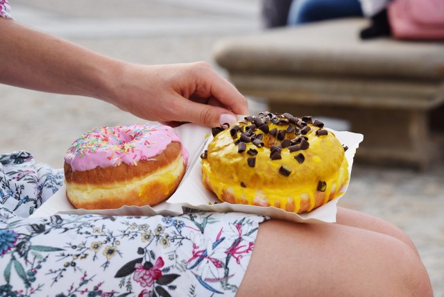 Gdzie są najlepsze pączki w Białymstoku? To pytanie nurtuje z pewnością wiele osób. Ale przychodzimy z pomocą. Zobaczcie, gdzie warto tego dnia zajrzeć.