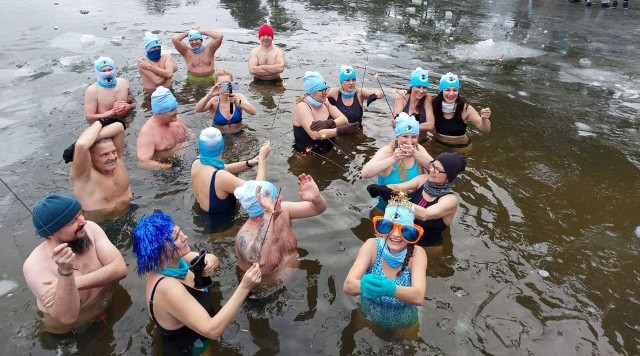 Kozienickie morsy powitały Nowy Rok kąpielą w Jeziorze Kozienickim.