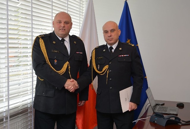 Brygadier Tomasz Bajerczka (na zdjęciu z prawej) odbiera akt powołania na stanowisko zastępca szefa opatowskich strażaków z rąk komendanta wojewódzkiego świętokrzyskiej straży pożarnej brygadiera Adama Czajki (na zdjęciu z lewej).