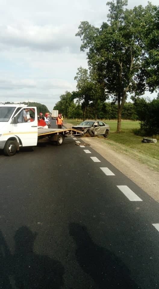 Gmina Tczów. Samochód w rowie po zdarzeniu na drodze krajowej numer 12 w Lucinie. Otarł się o ciężarówkę. Jedna osoba w szpitalu 