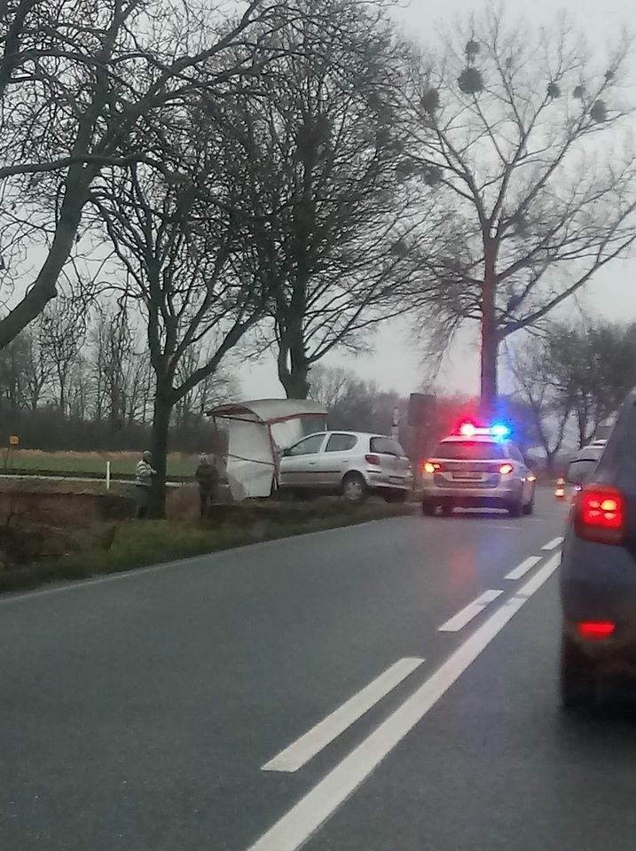 Samochód osobowy skasował przystanek autobusowy