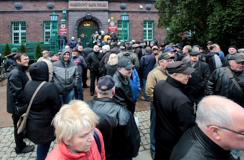 Kolejka przed NBP. Z powodu monet z papieżem