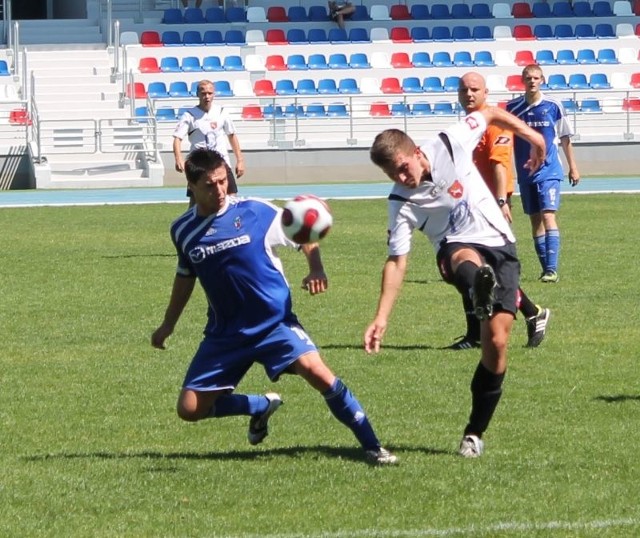 Mariusz Marczak (z lewej) zdobył trzy gole w sobotnim meczu Broni