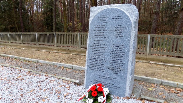 W miejsce bezimiennych tabliczek z numerami protokołów ekshumacyjnych, na cmentarzu w Niechciałce - Jagielle pojawiły się obeliski z nazwiskami części ofiar.
